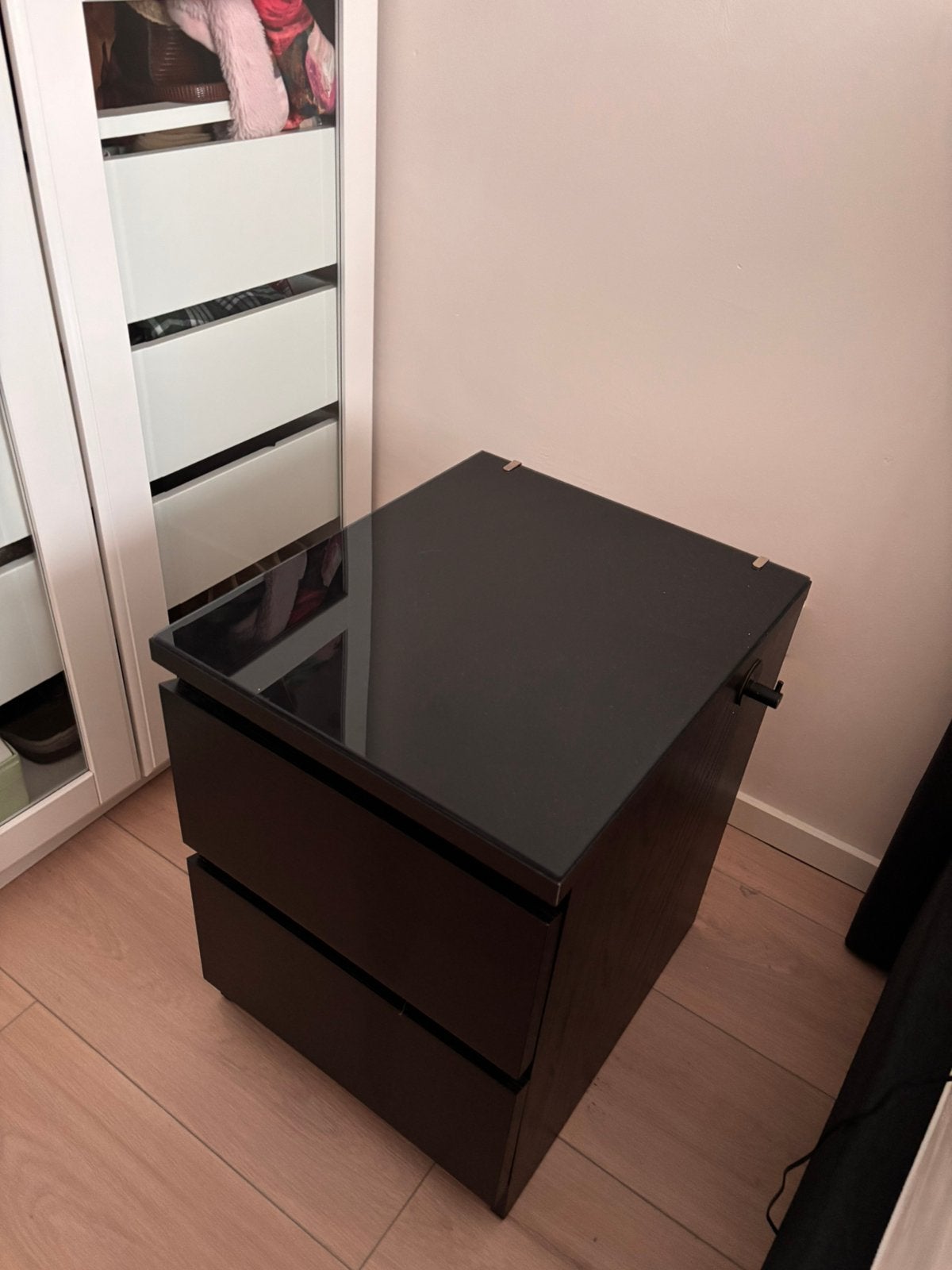 2x IKEA MALM nachtkastjes zwartbruin incl. glasplaten, Huis en Inrichting, Ophalen, Gebruikt, Minder dan 45 cm, 55 tot 70 cm