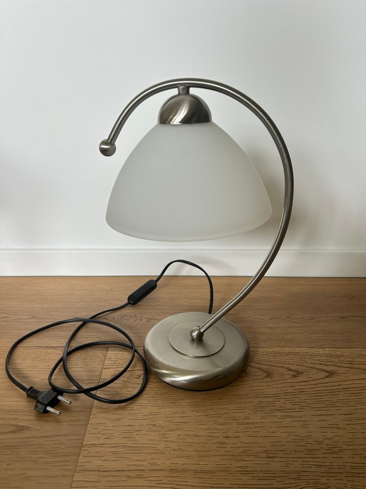 Moderne tafellamp met gebogen arm en glazen kap, Ophalen of Verzenden, Gebruikt, Glas, 50 tot 75 cm