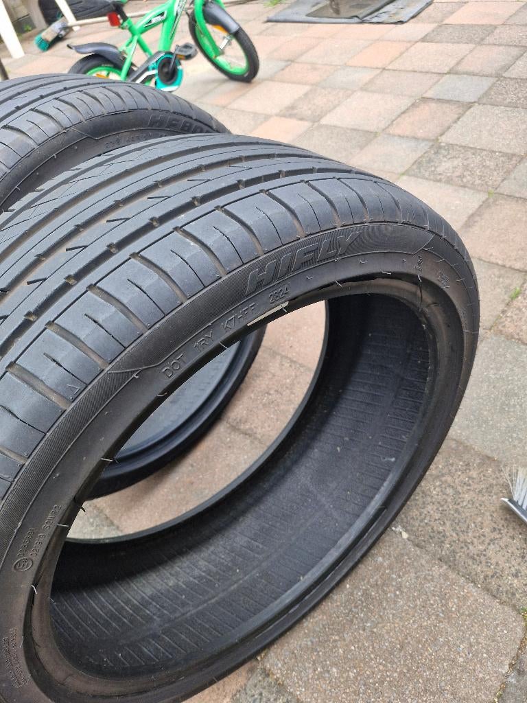 2 all season  banden 235/40/19, Gebruikt, Banden en Velgen, 235 mm, All Season