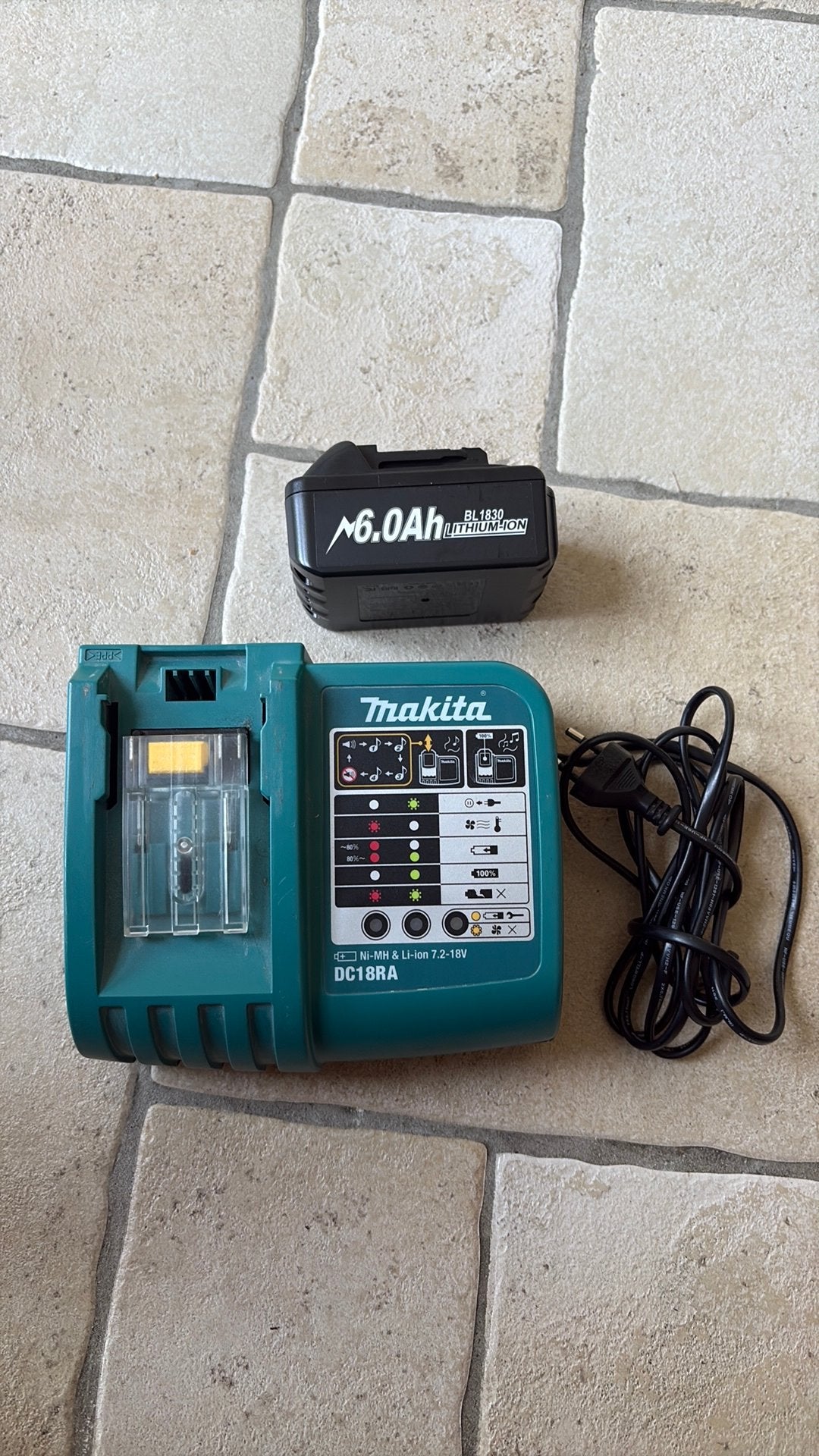 Makita accuoplader accu oplader en een nieuwe accu, Ophalen, Zo goed als nieuw