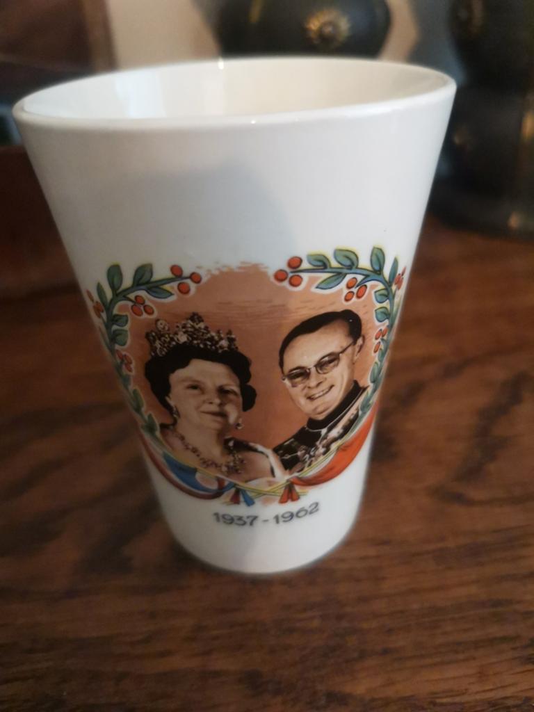 Jubileumbeker Juliana & Bernhard 1937-1962, Ophalen of Verzenden, Gebruikt, Nederland, Servies
