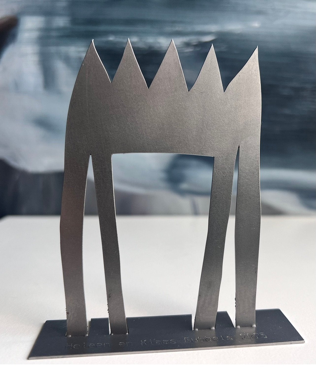Klaas Gubbels, miniatuur sculptuur van staal; Koningstafel