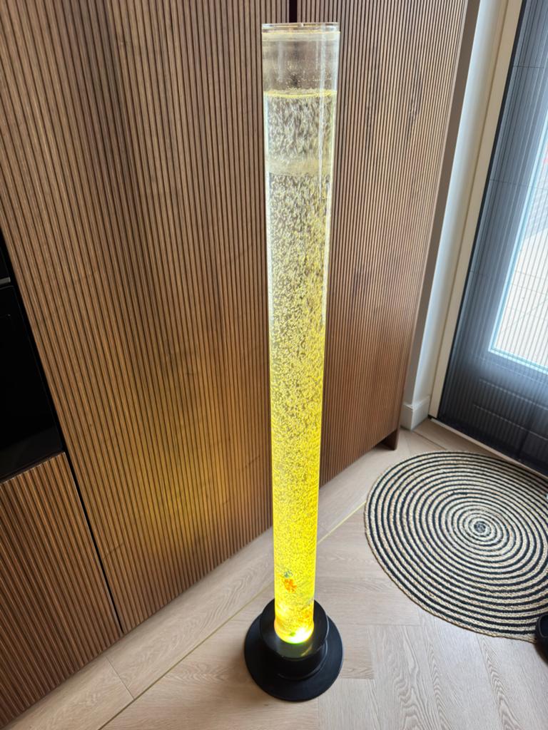 Bellenlamp met vissen - Sfeervolle waterzuil, Huis en Inrichting, Lampen | Vloerlampen, Gebruikt, 100 tot 150 cm, Kunststof, Ophalen