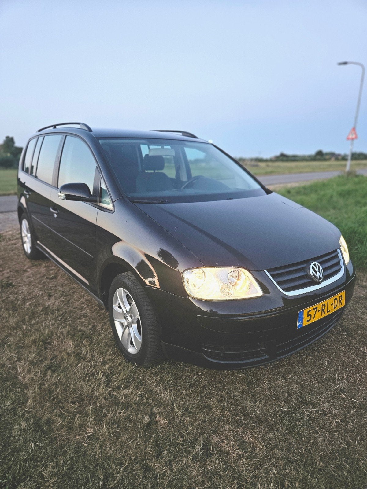 Volkswagen Touran 1.6 Business | 176D KM | Distr. riem V.V.|, Auto's, Stof, 1402 kg, Zwart, 4 cilinders