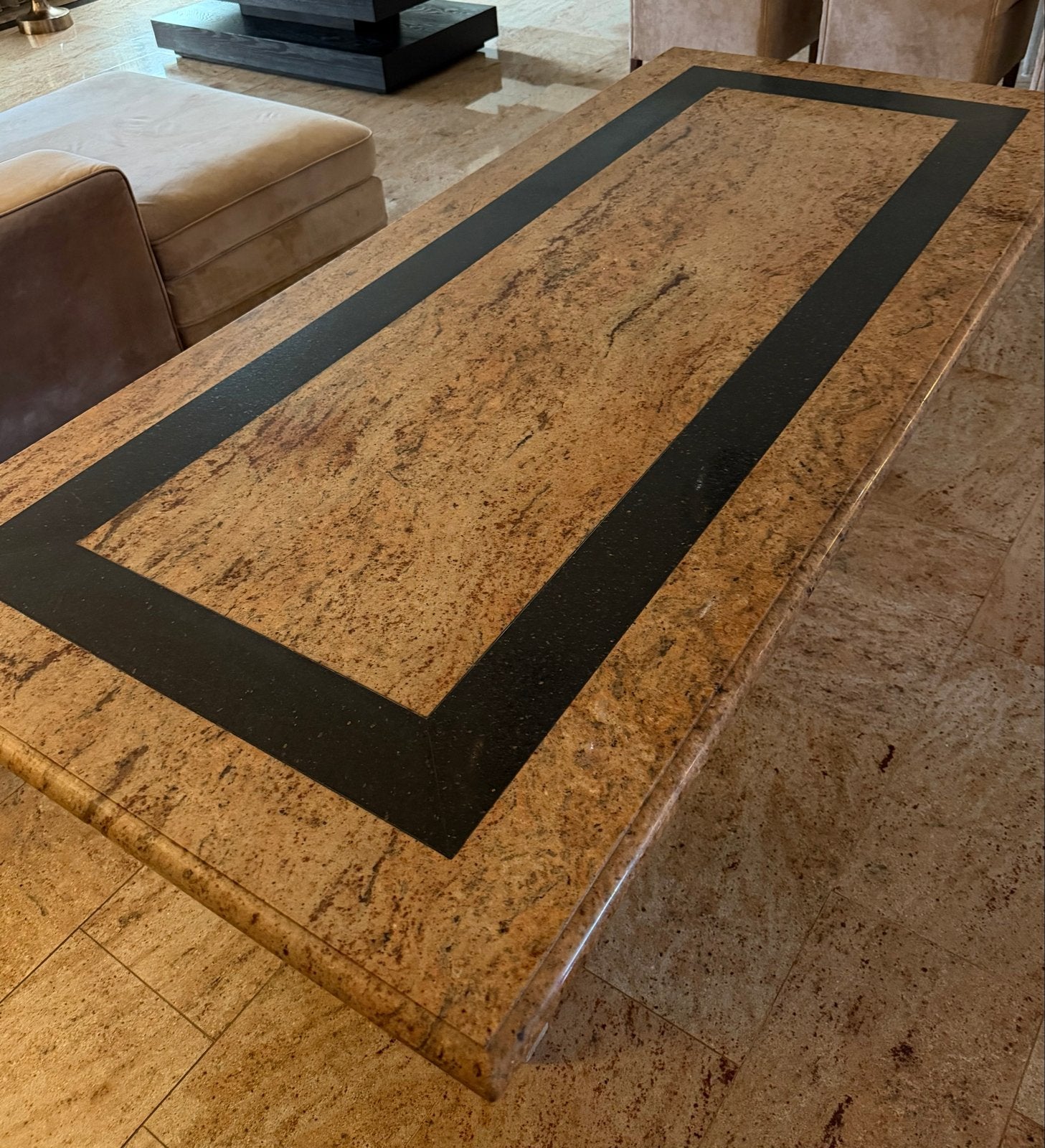 Elegante eettafel van natuursteen met zwart accent, Ophalen, Overige materialen, Gebruikt, 150 tot 200 cm