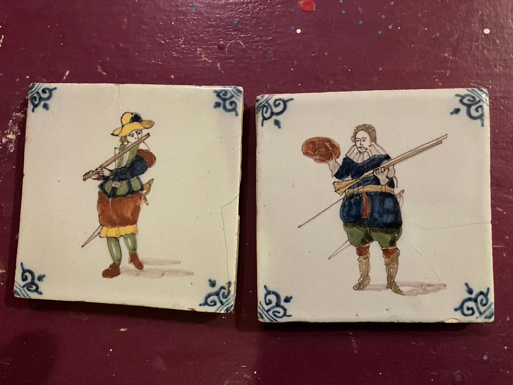 Twee antieke aardewerk Makkum tegeltjes, Antiek en Kunst, Antiek | Wandborden en Tegels, Ophalen of Verzenden