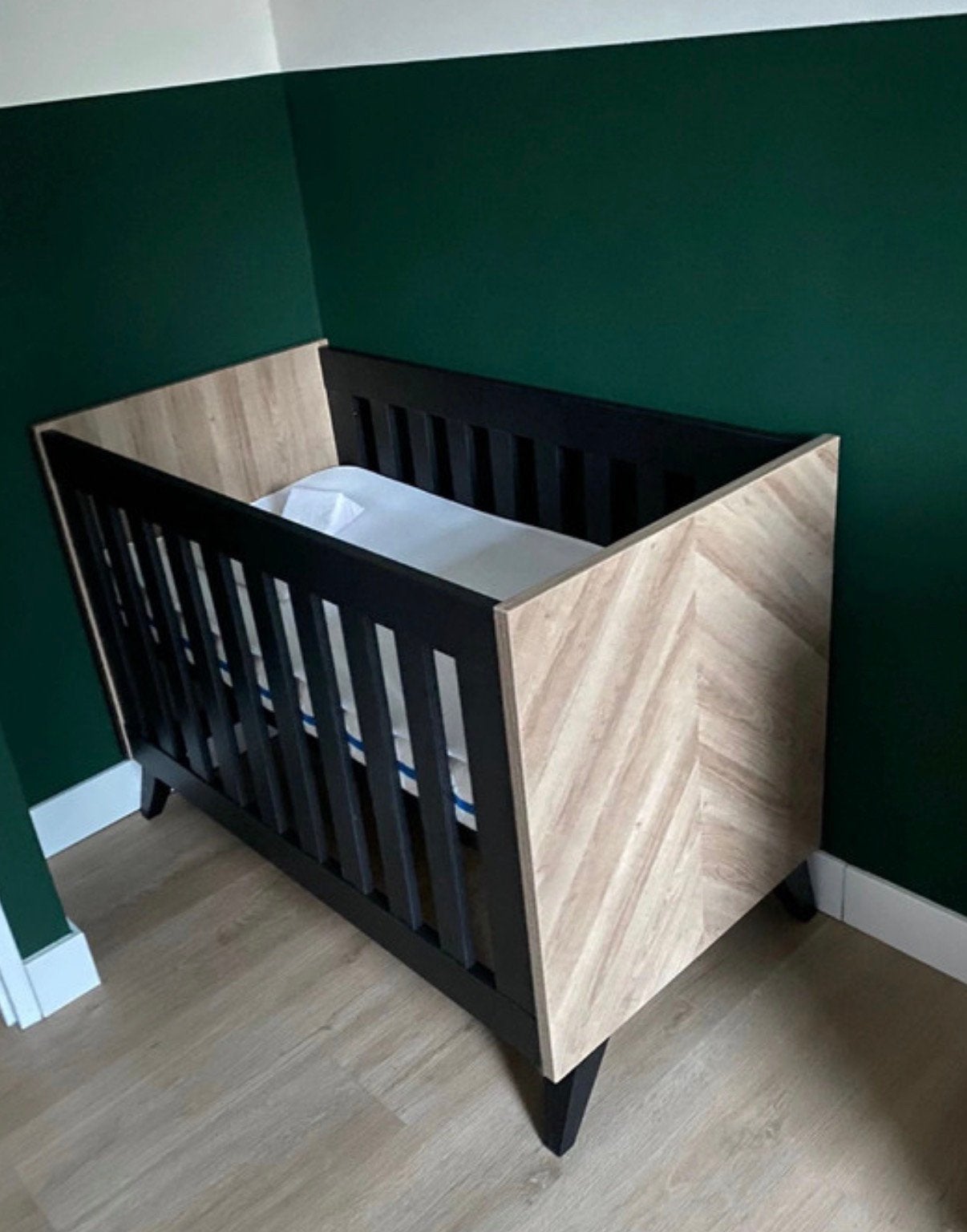 Interbaby ledikant zwart met visgraatmotief, Kinderen en Baby's, Babywiegjes en Ledikanten, Ophalen, Zo goed als nieuw, Ledikant