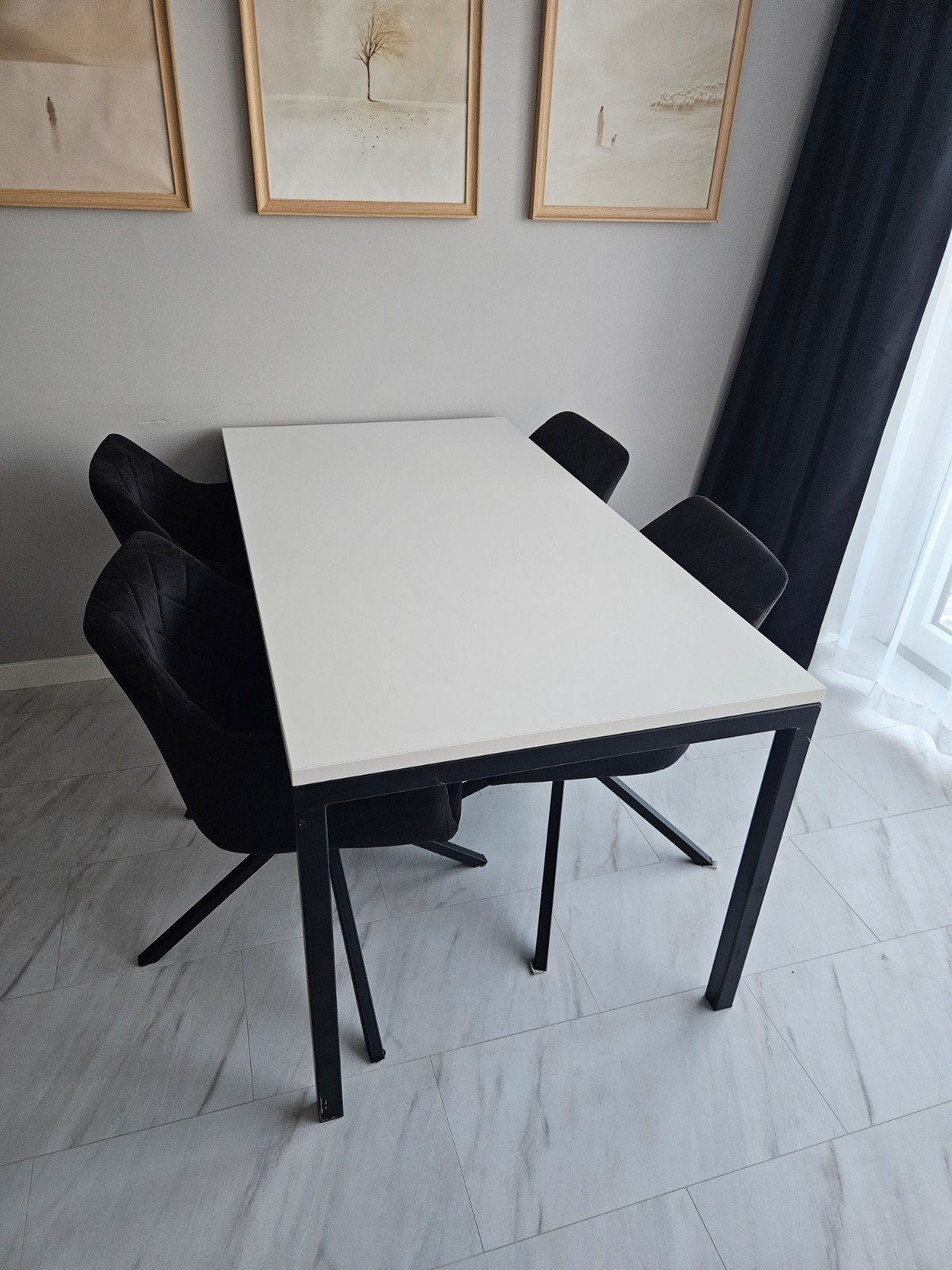 Gratis eettafel met wit blad en zwarte metalen poten, Gebruikt, 100 tot 150 cm, 50 tot 100 cm, Vier personen