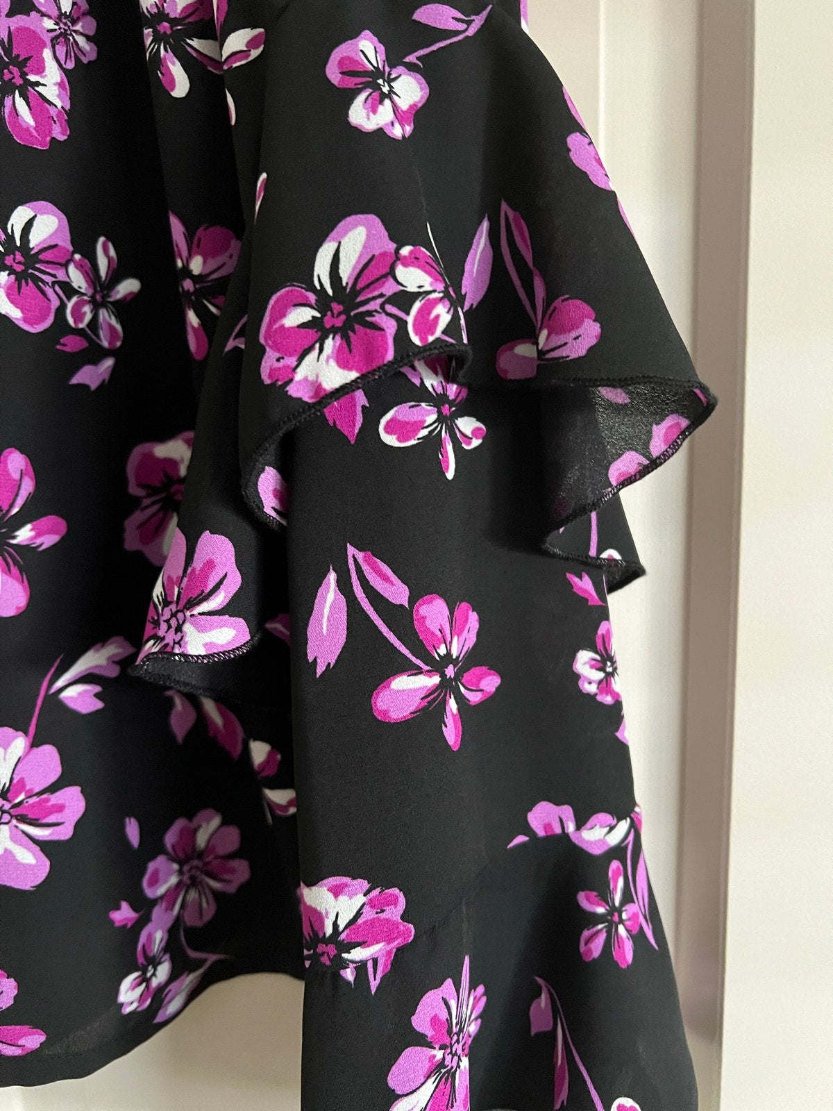 Nieuwe Costes blouse mt 40 met bloemenprint en ruches, Ophalen of Verzenden, Nieuw, Maat 38/40 (M), Zwart