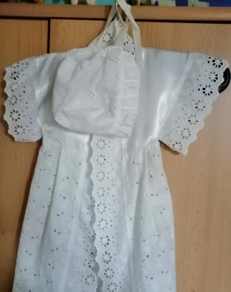 wit doopkleedje (glansstof) met mutsje (speciale stof), Kinderen en Baby's, Babykleding | Overige, Ophalen of Verzenden, Zo goed als nieuw