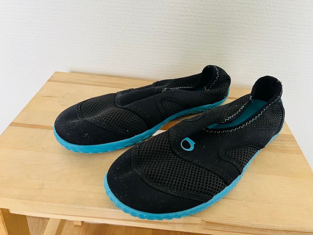 Comfortabele waterschoenen - Zwart met blauwe zool, Ophalen of Verzenden, Nieuw, Dame of Heer, Zeil- of Surfschoenen