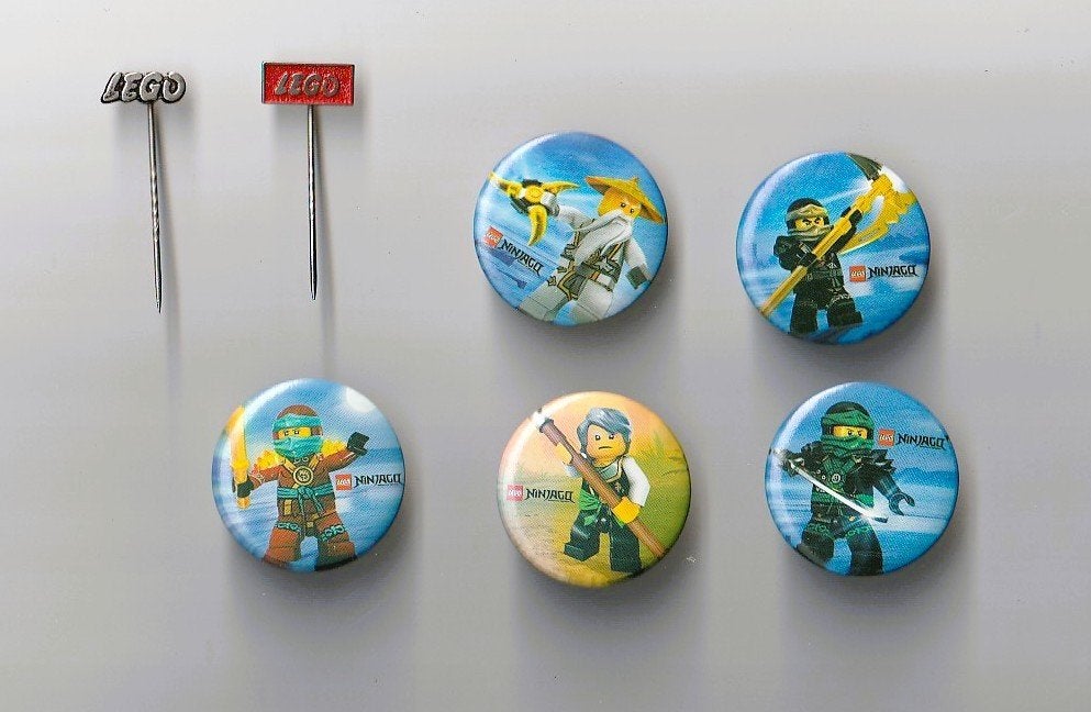 2 spelden Lego en 5 buttons Lego Ninjago, Verzamelen, Speldjes, Pins en Buttons, Ophalen of Verzenden, Overige onderwerpen, Speldje of Pin