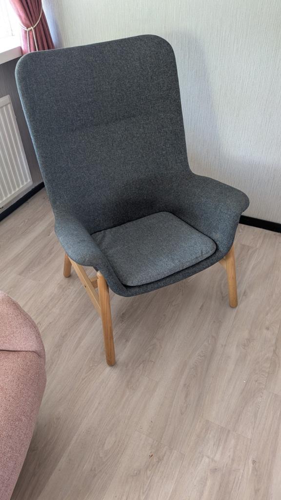 Ikea Vedbo stoel - Grijs met houten onderstel, Huis en Inrichting, Stoelen, Ophalen, Gebruikt, Modern, Scandinavisch, Stof