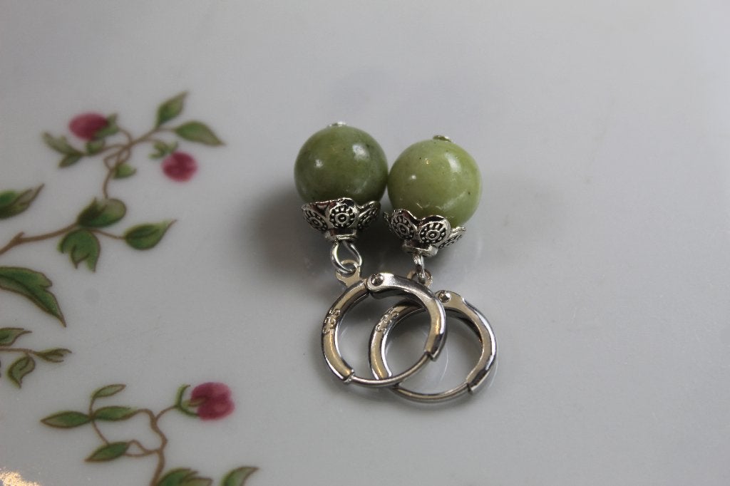 Jade oorbellen met zilveren creolen 12mm - Healing stone, Sieraden, Tassen en Uiterlijk, Hangers, Nieuw, Ophalen of Verzenden