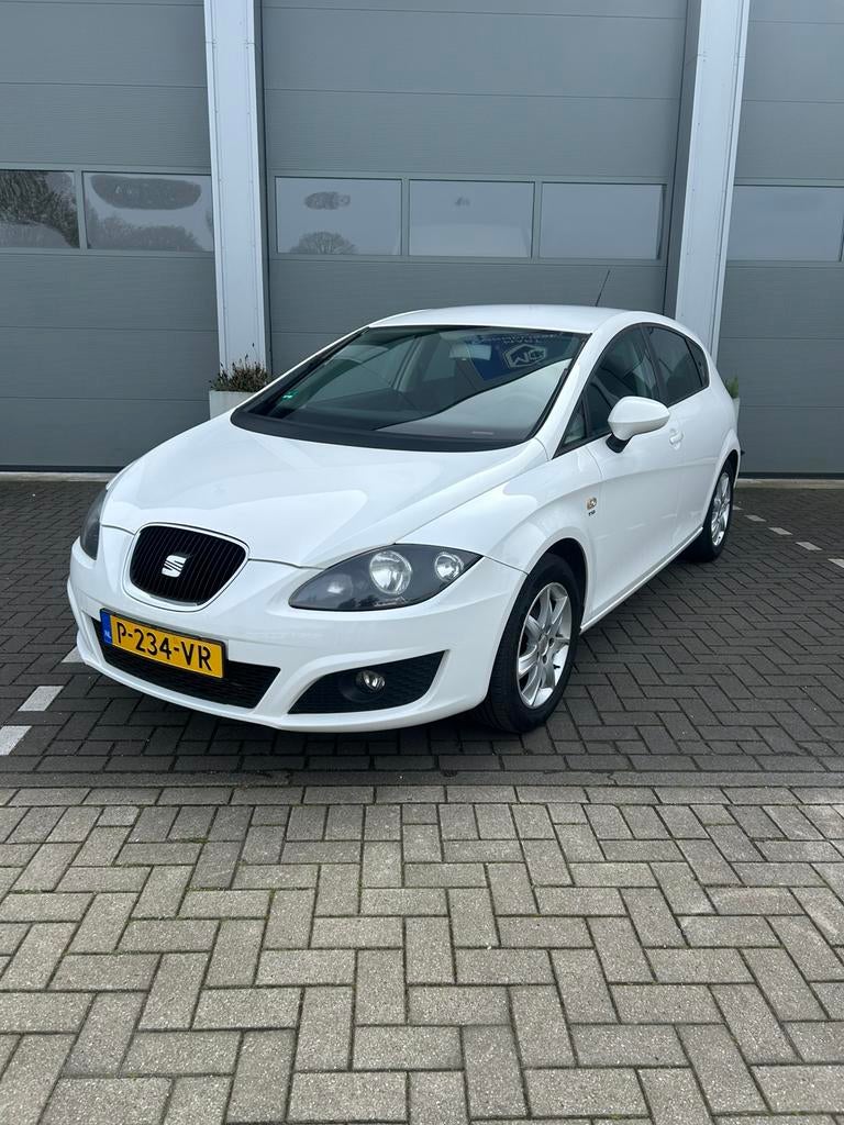 Seat Leon 1.2 TSI 77KW 2010 Wit. Cruise, nieuwe apk, carplay, Auto's, Voorwielaandrijving, 4 cilinders, Leon, Wit