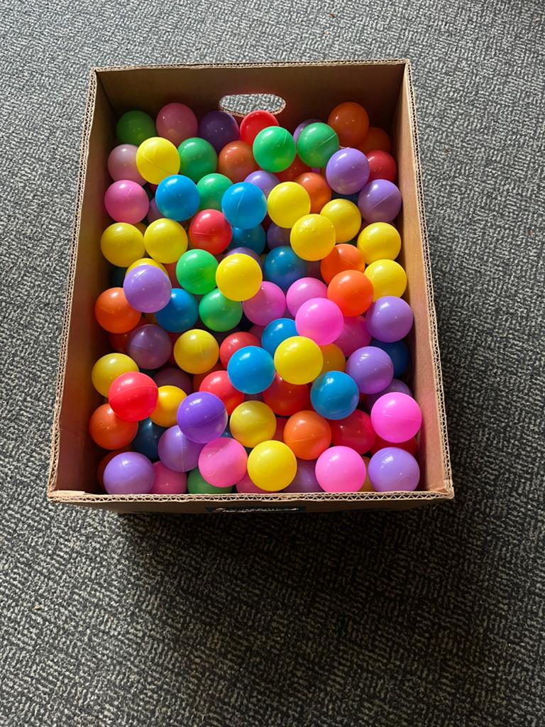 Ballenbak ballen - 1 bananendoos vol, Ophalen, Zo goed als nieuw, Overige typen