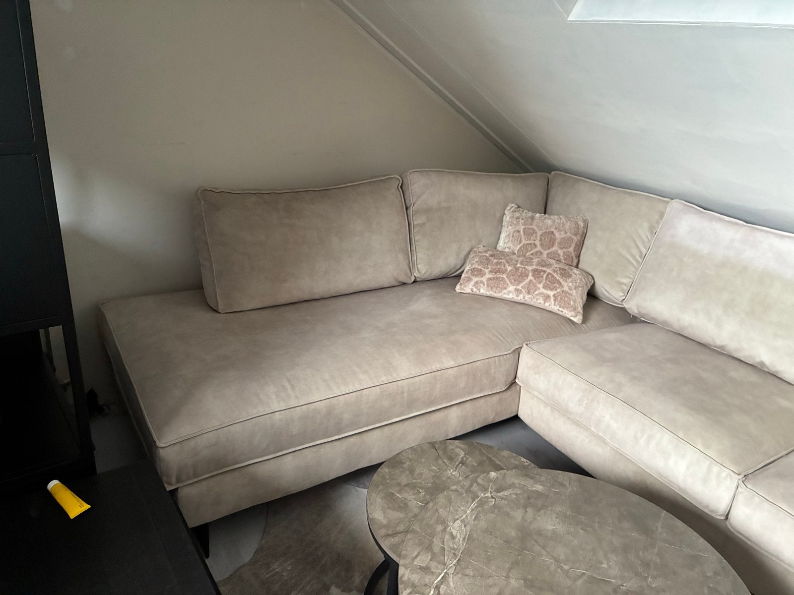 Foto 3 van Zo goed als nieuwe champagne/beige velvet bank van Zitmax
