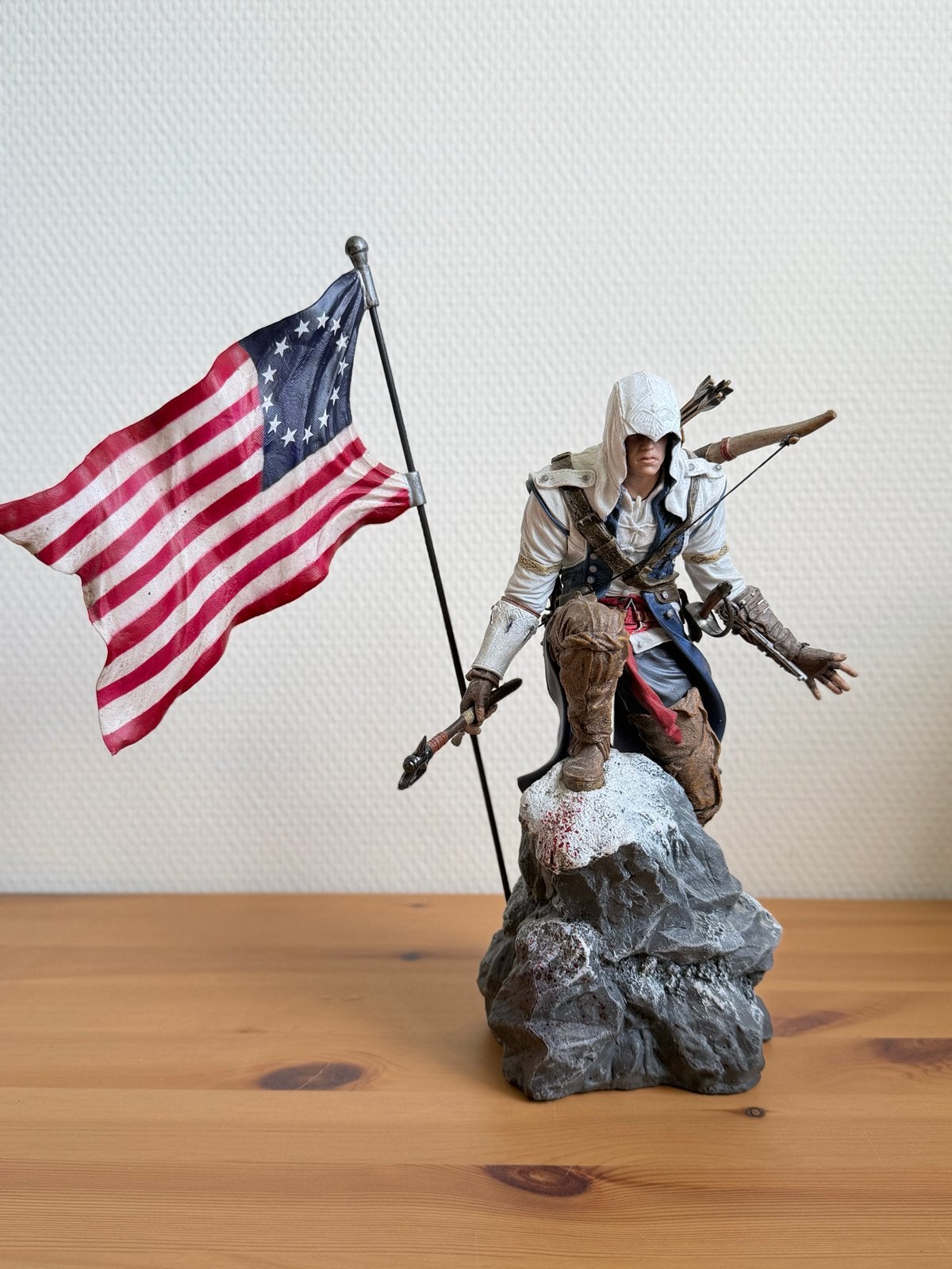 Assassin's Creed III Connor Kenway beeldje met vlag, Ophalen of Verzenden, Zo goed als nieuw