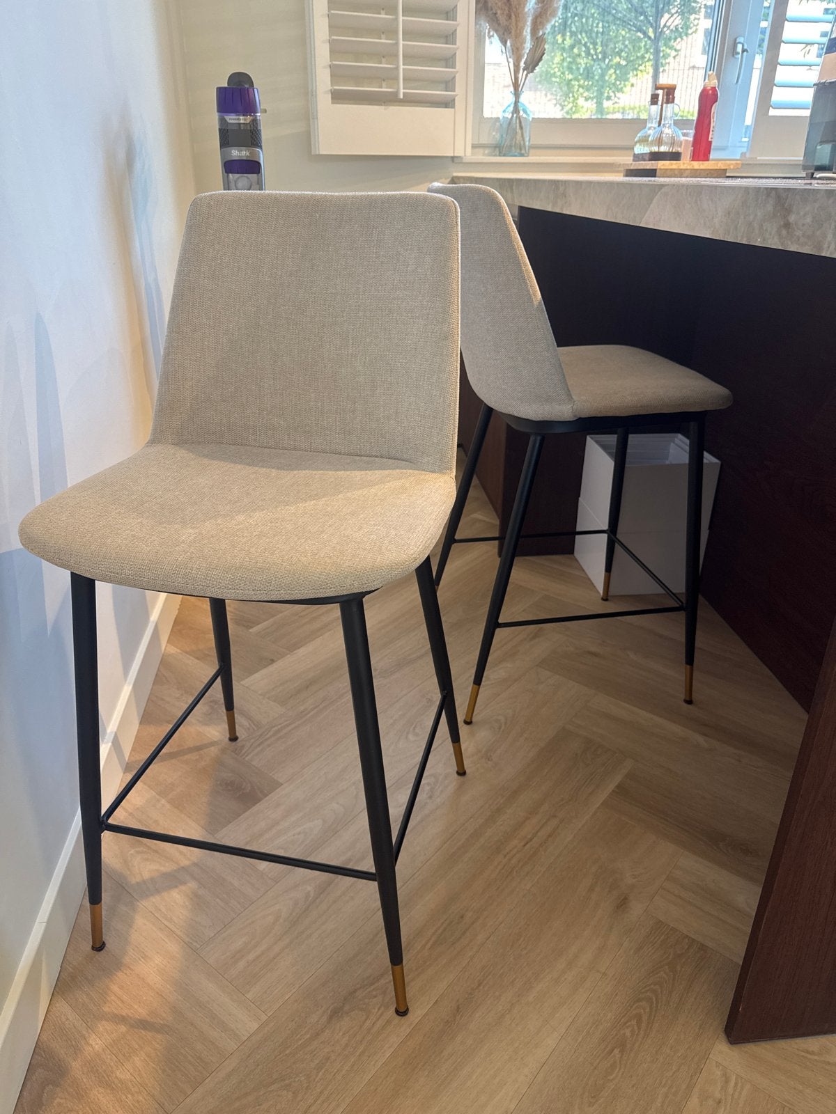 Set van 2 moderne barkrukken - Beige stof met zwart metaal, Met voetsteun, Ophalen of Verzenden, Zo goed als nieuw, 90 cm of meer