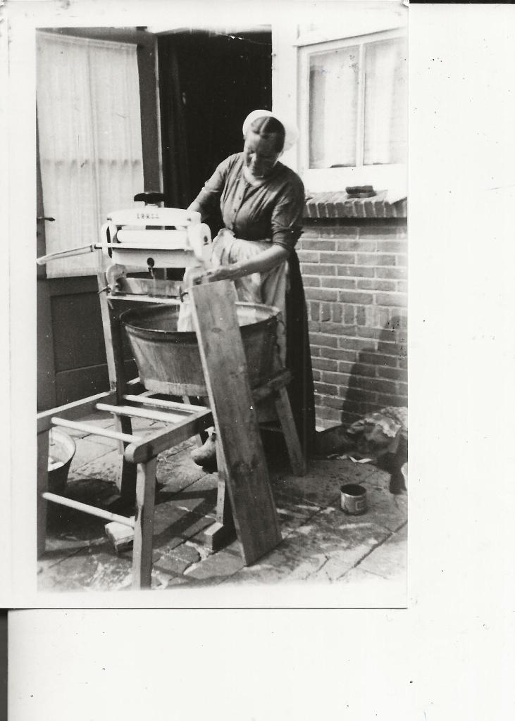 Scheveningen Schev.Vrouw doet de Wasch op het plaatsje Foto, Ophalen of Verzenden, 1920 tot 1940, Ongelopen, Zuid-Holland