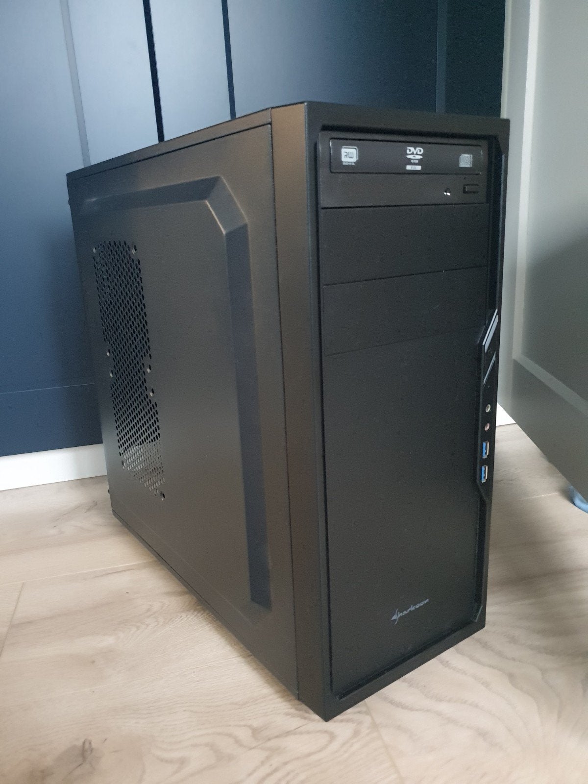 Sharkoon PC-behuizing met DVD-speler, Computers en Software, Ophalen, Zo goed als nieuw