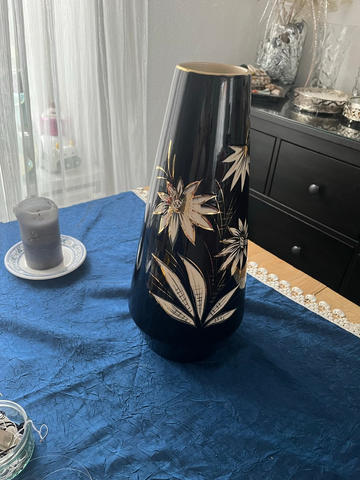 Vintage zwarte vaas met gouden bloemmotief, Antiek en Kunst, Ophalen of Verzenden
