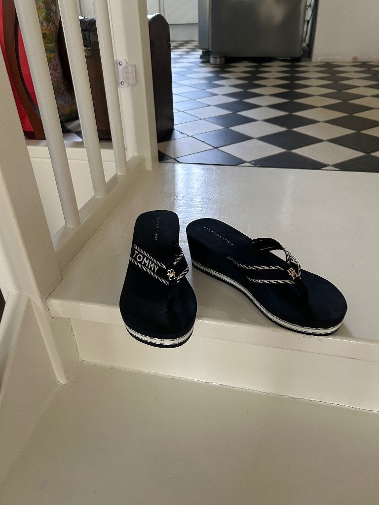 Dames slippers maat 42 nieuw Tommy Hilfiger, Kleding | Dames, Ophalen of Verzenden, Nieuw, Blauw