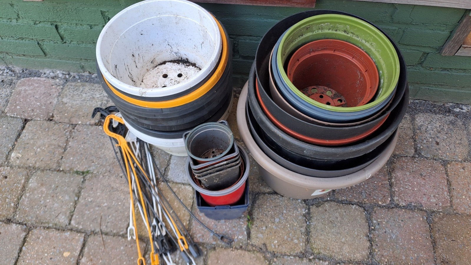 Diverse gebruikte bloempotten en plantenbakken, 25 tot 40 cm, Kunststof, Gebruikt, Ophalen of Verzenden