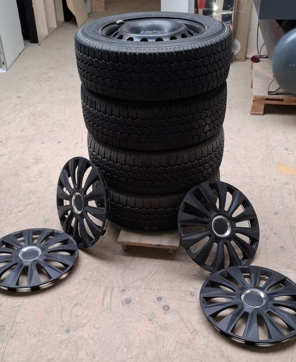 Zwarte velgen met winterbanden Mercedes Vito, Auto-onderdelen, Banden en Velgen, Ophalen, Gebruikt, Bestelwagen, Velg(en)