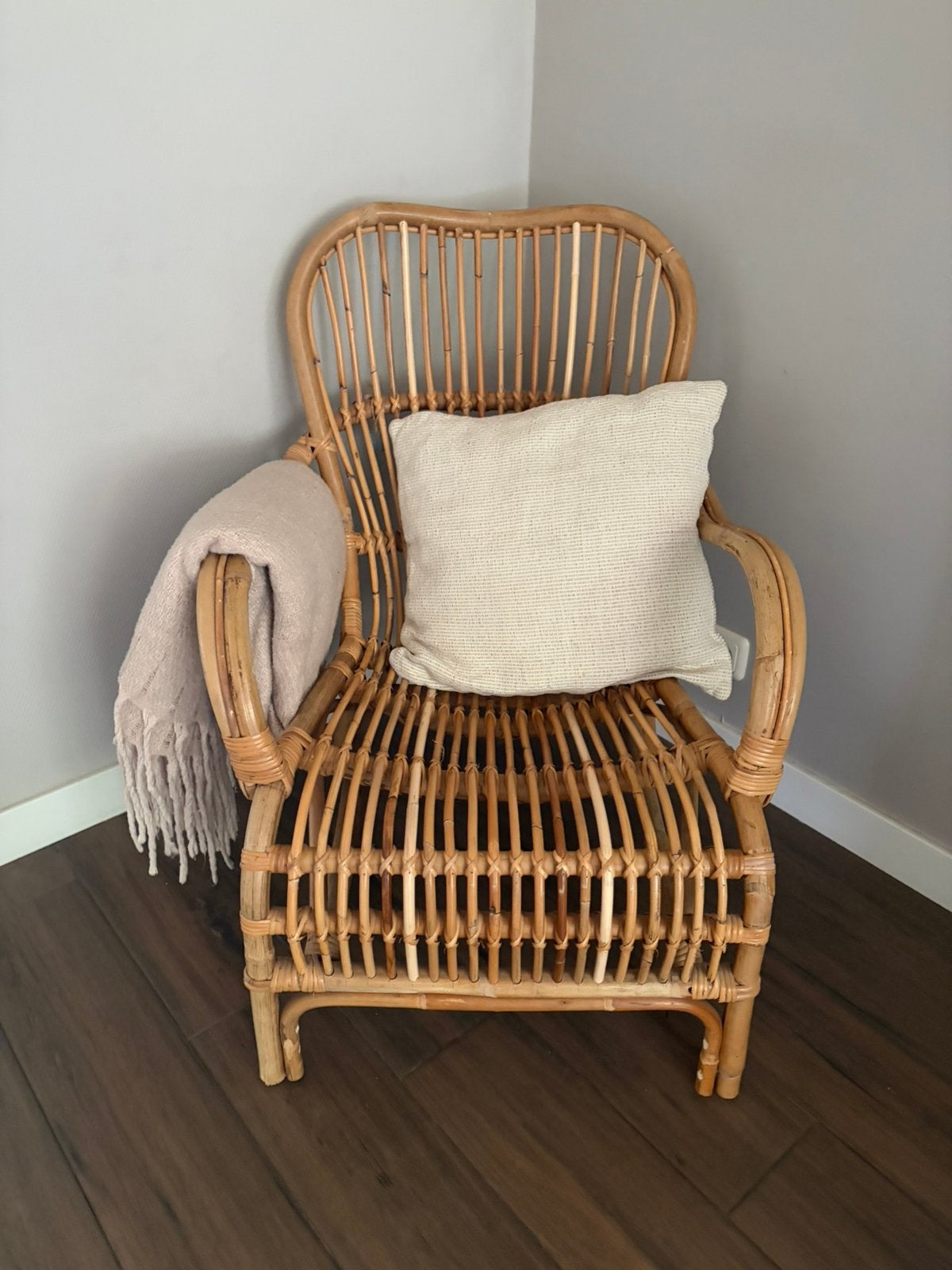 Mooie rieten fauteuil, Ophalen, Minder dan 50 cm, Zo goed als nieuw, Riet of Rotan