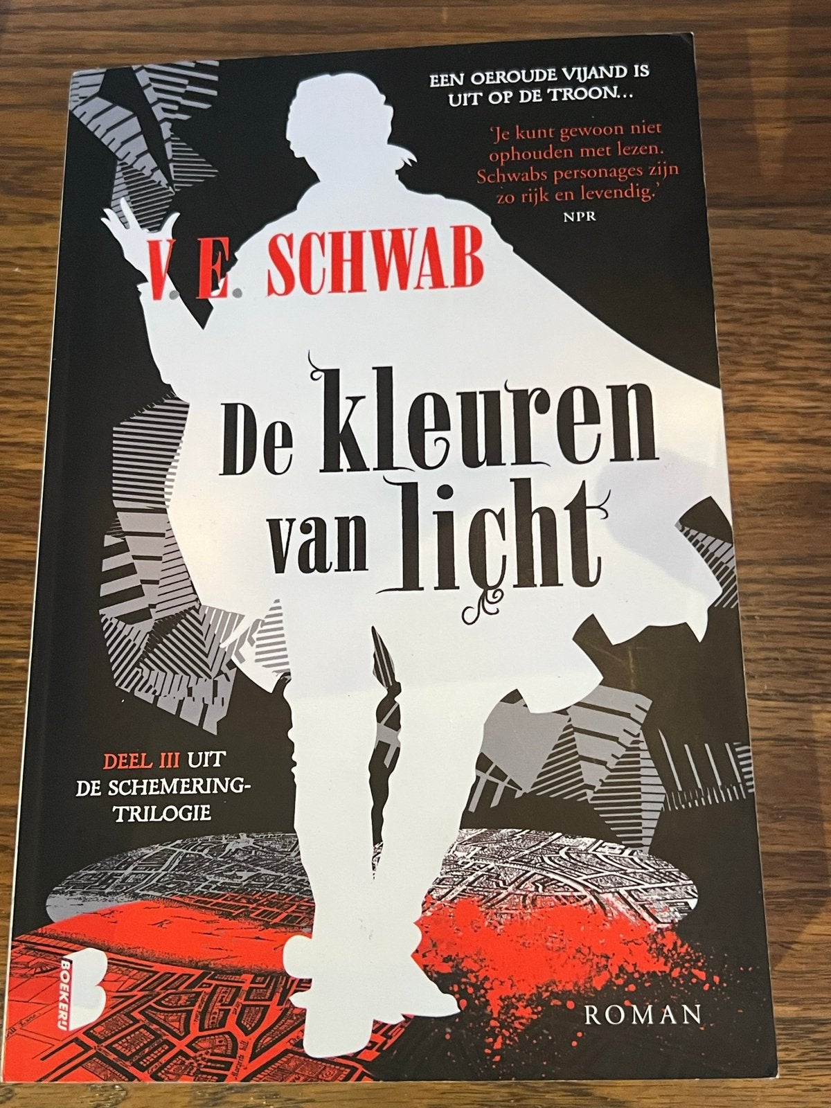 De kleuren van licht - V.E. Schwab (Deel 3), Ophalen of Verzenden, Zo goed als nieuw, Nederland