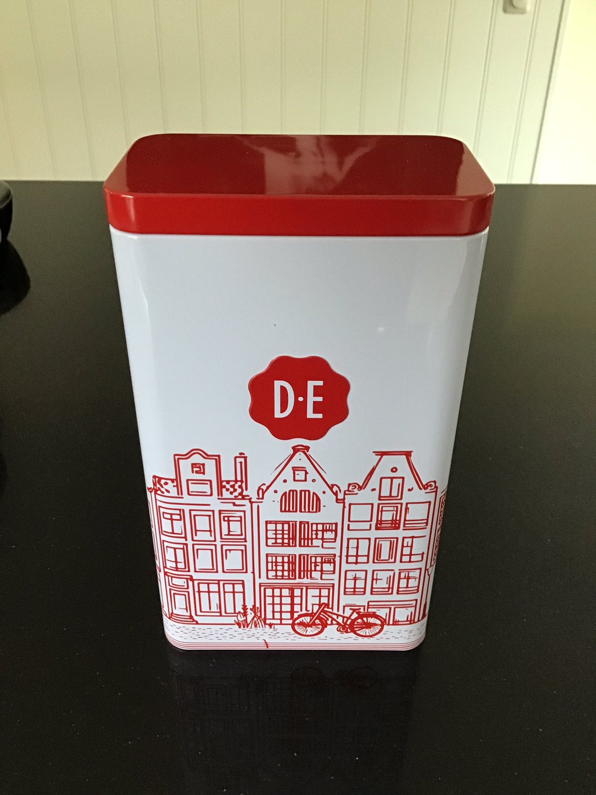 Wit met rood Douwe Egberts Amsterdamse grachten blik. Nieuw., Verzenden, Nieuw, Koffie, Douwe Egberts