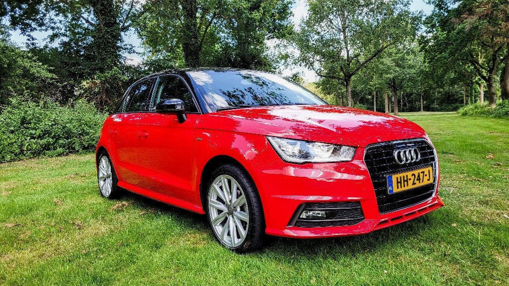 Audi A1 1.0 Tfsi 70KW Sportback S-tr 2015 Rood, Auto's, Audi, Stof, A1, Zwart, 49 €/maand