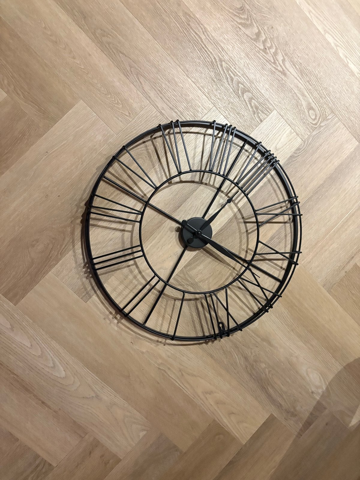 Grote zwarte wandklok met Romeinse cijfers, Huis en Inrichting, Wandklok, Analoog, Ophalen of Verzenden, Zo goed als nieuw