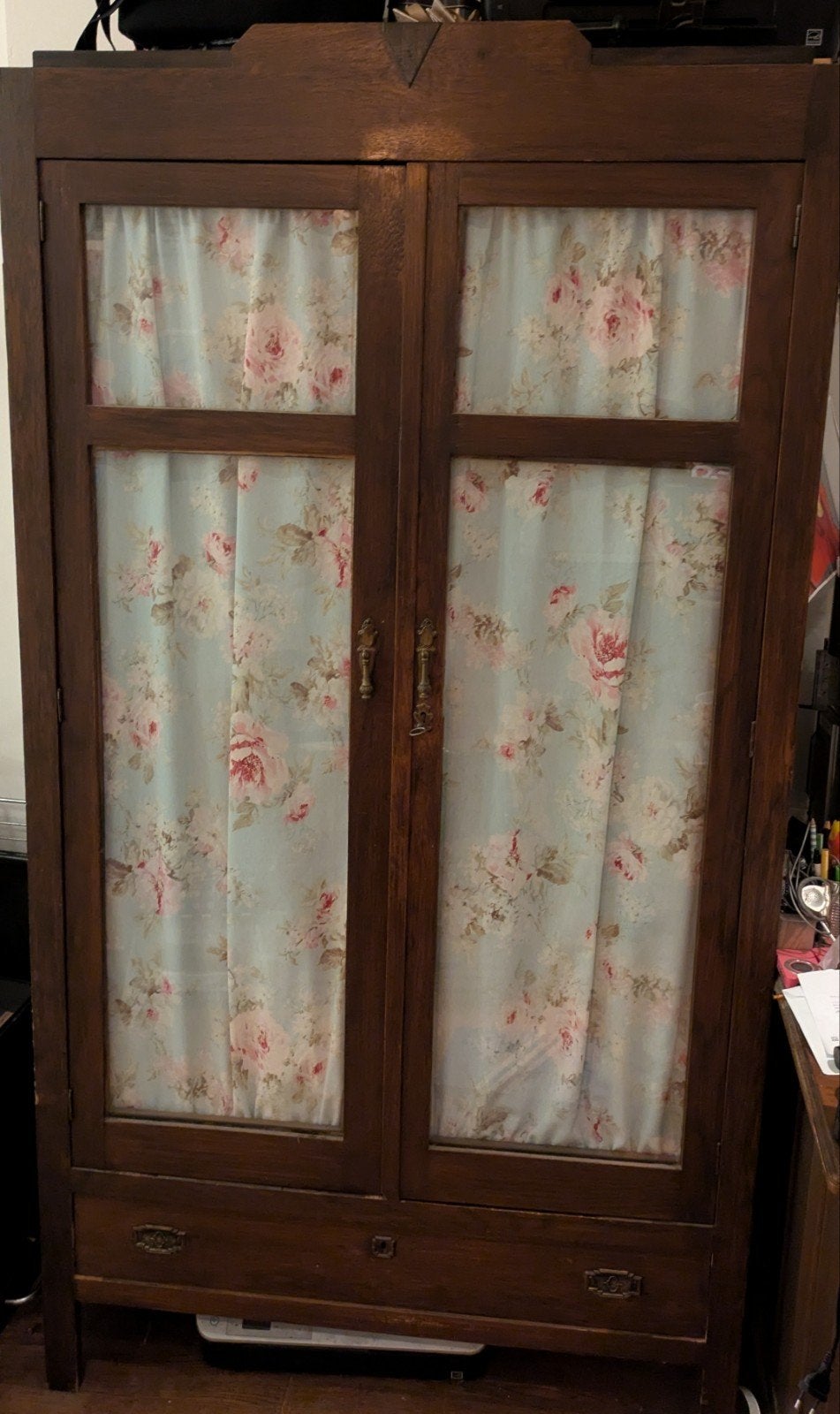 Antieke houten kast met glazen deuren en bloemenstof, Ophalen