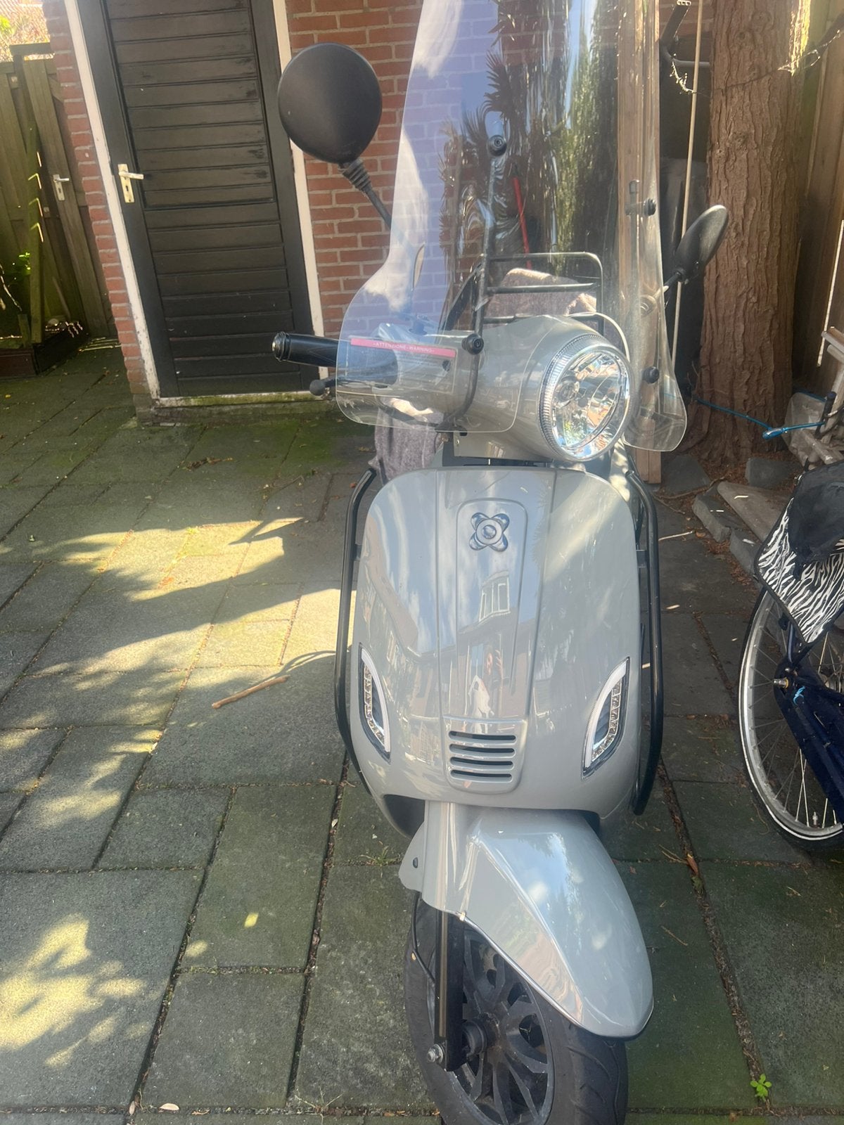 Grijze bromscooter met bijlassende helm, Fietsen en Brommers, Ophalen, Zo goed als nieuw, Benzine, Overige merken