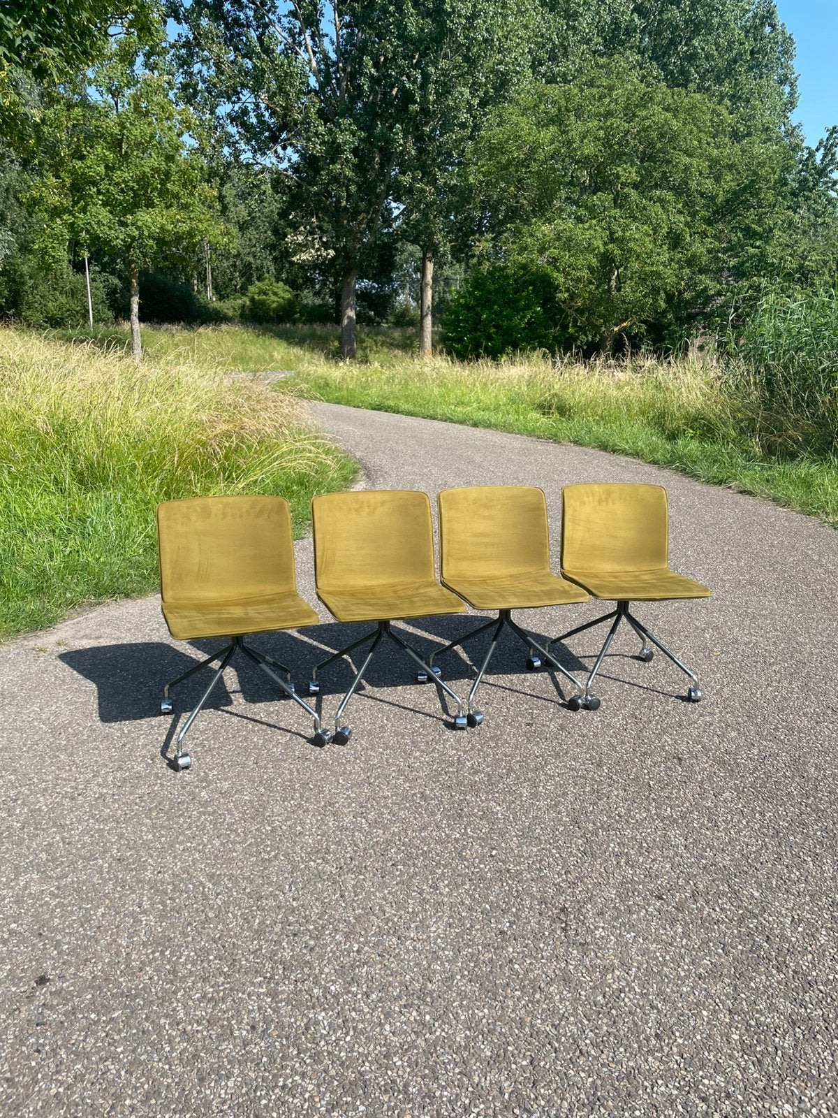 4x Gispen (NOMI) Design Vergaderstoelen Velours op Wielen, Ophalen, Overige kleuren, Zo goed als nieuw, Vier