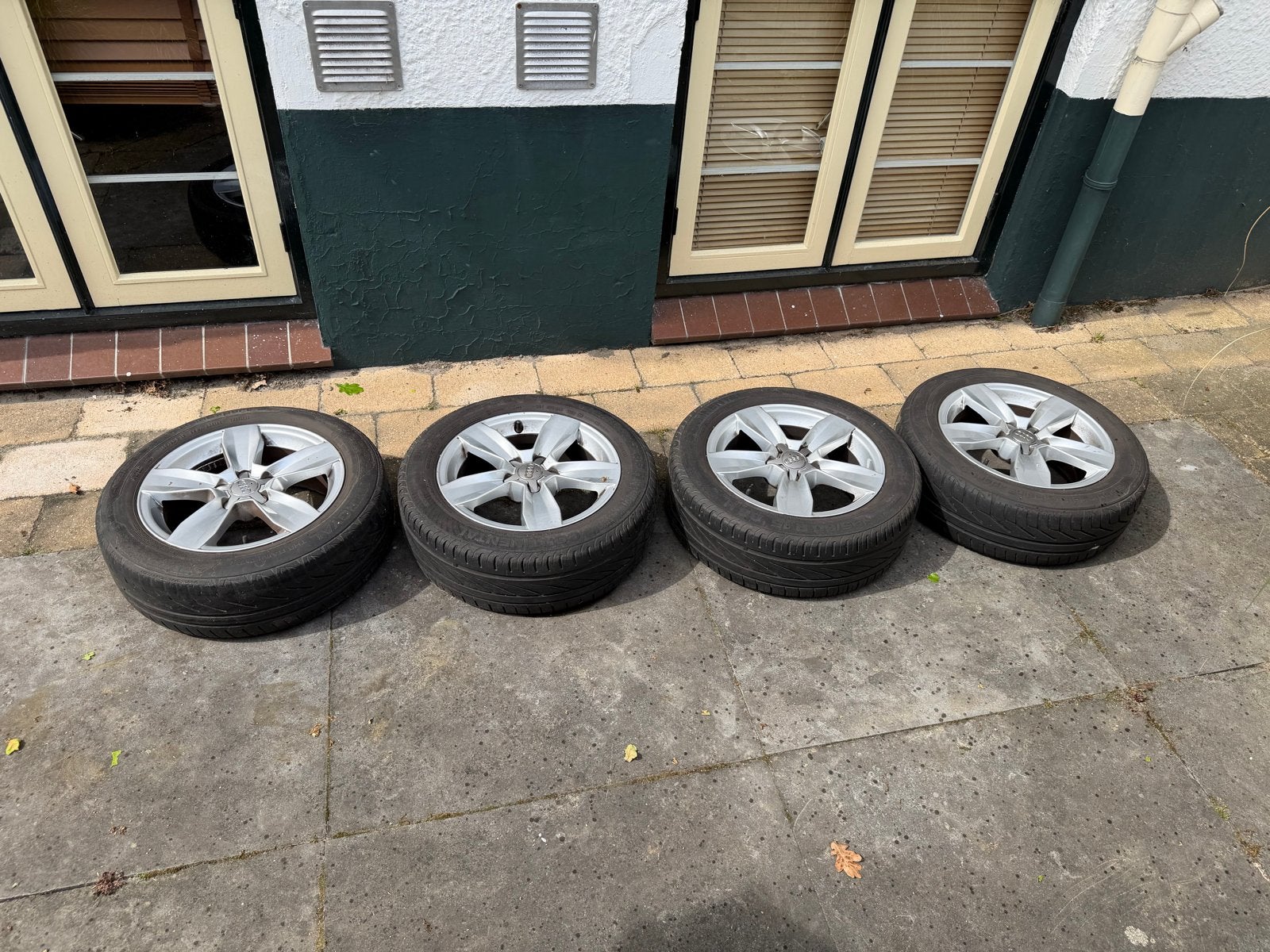Mooie set van 4 ORIGINELE Audi A1 velgen (15" met banden), Ophalen, Gebruikt, 15 inch, Banden en Velgen