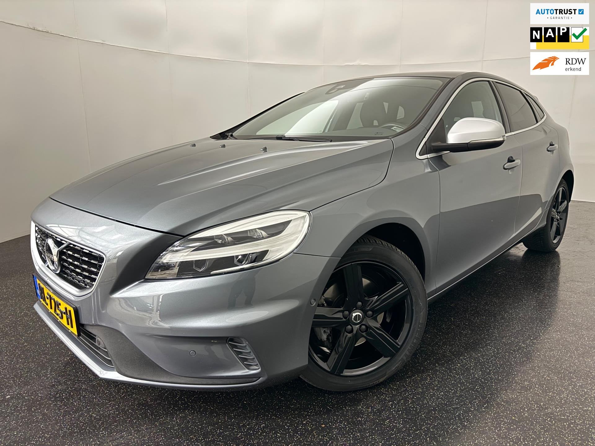 Volvo V40 2.0 T4 R-Design Sport / Pano / Leder / Keyless, Dealer onderhouden, Gebruikt, Bedrijf, Handgeschakeld