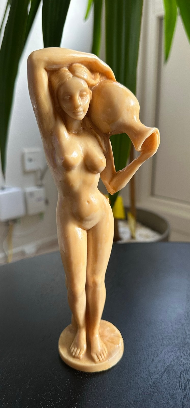 Beeldje van vrouw met kruik - Cyprus, Antiek en Kunst, Ophalen of Verzenden, 20 - 50 cm, Steen of Keramiek, Beeld