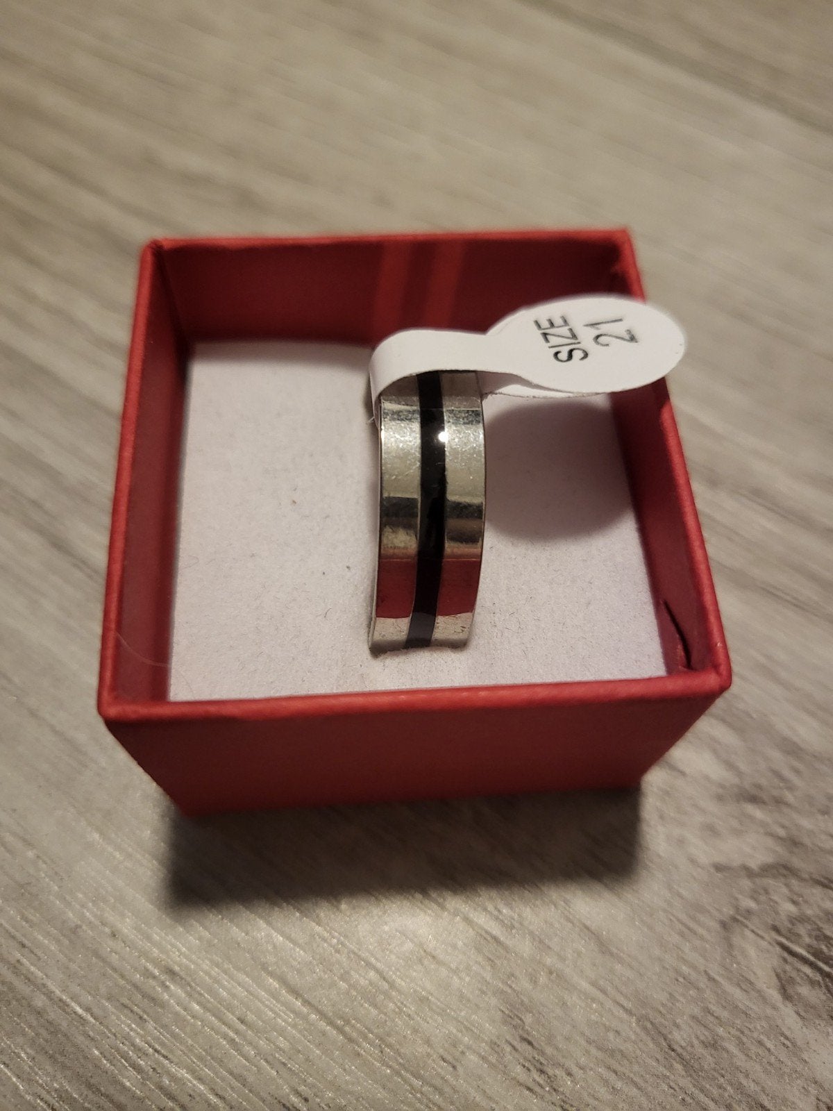 Nieuwe zilverkleurige ring met zwarte streep, maat 21, 20 of groter, IJzer of Staal, Nieuw, Ophalen of Verzenden