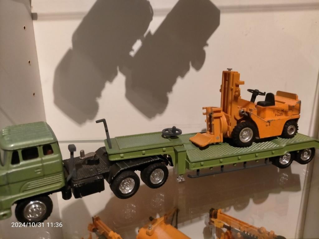 Shinsei dieplader met heftruck, Verzenden, Bus of Vrachtwagen