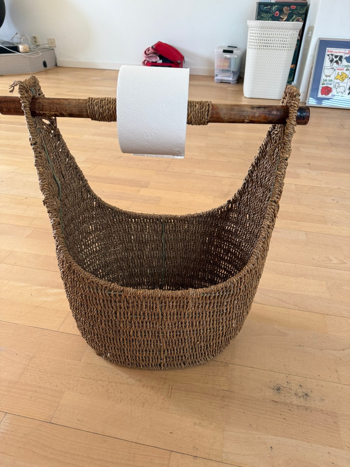 Decoratieve rieten mand met houten stok, Ophalen, Gebruikt, Landelijk, Natuurlijk materiaal