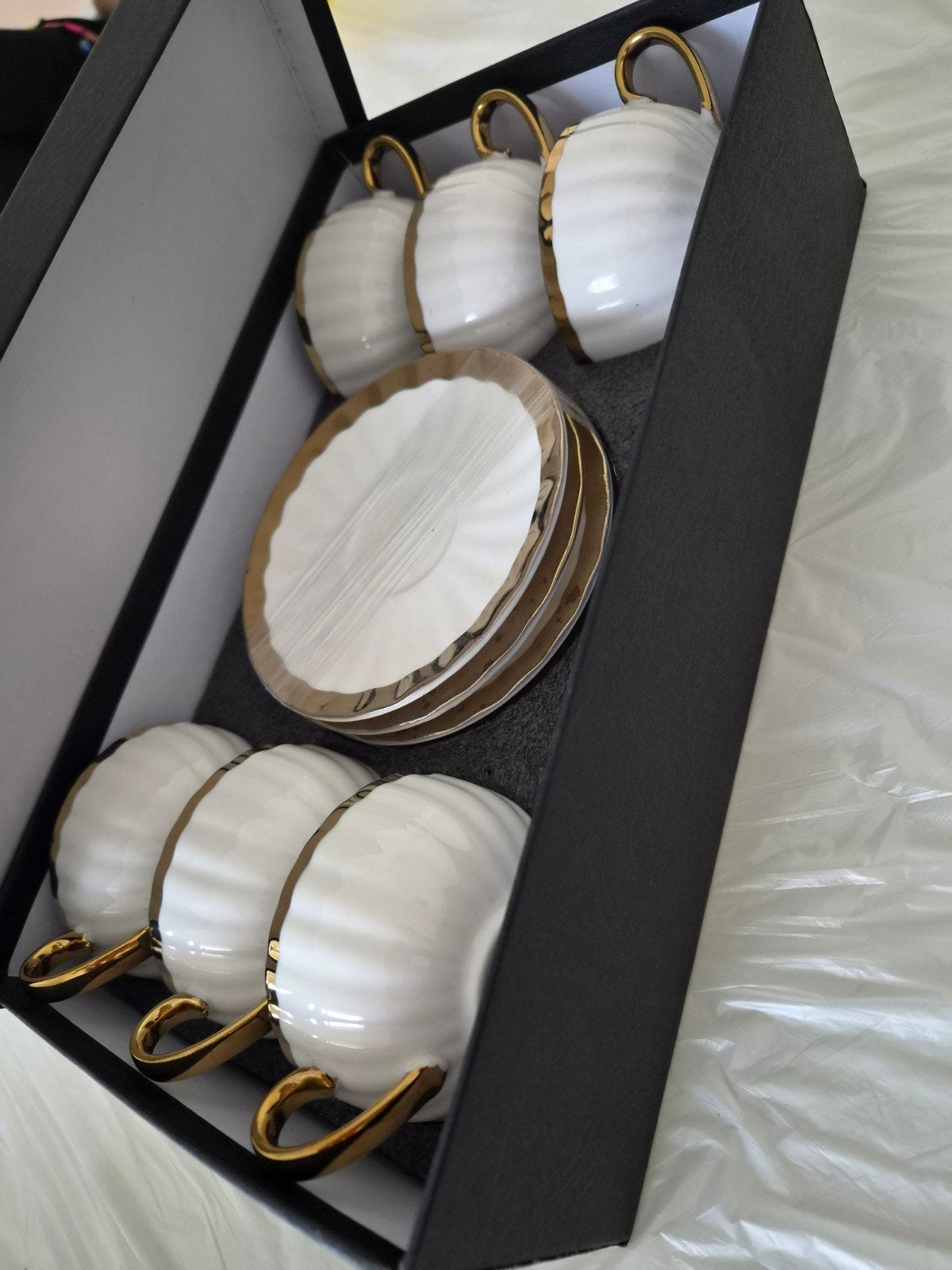 Nieuw servies met 6 kopjes en schotels, wit met goud, Ophalen, Nieuw, Overige stijlen, Kop(pen) en/of Schotel(s)