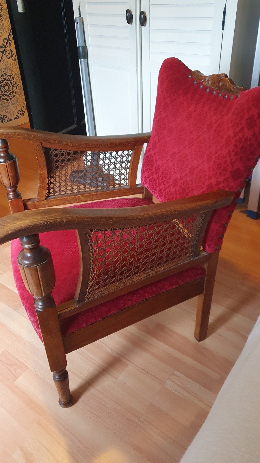 Vintage fauteuil met rood fluweel en rotan details, Antiek en Kunst, Antiek | Meubels | Stoelen en Banken, Ophalen
