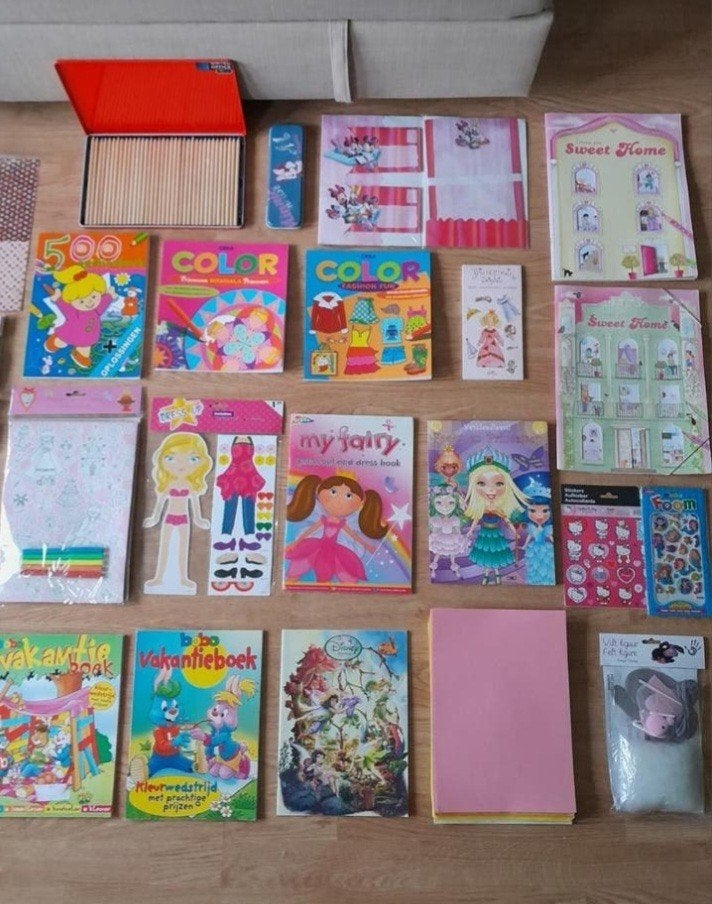Doeboeken kleurboeken aankleedpoppen potloden pakket meisjes, Ophalen of Verzenden, Nieuw, Knutselen