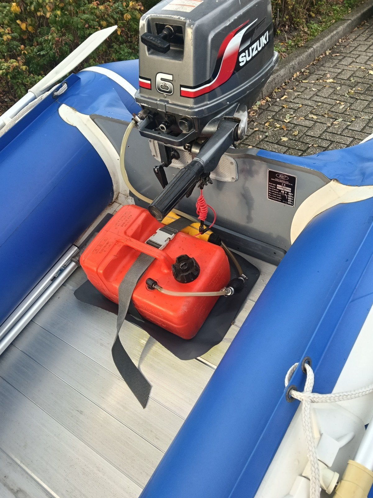 Foto 14 van rubberboot met moter / buitenboordmotor en trailer