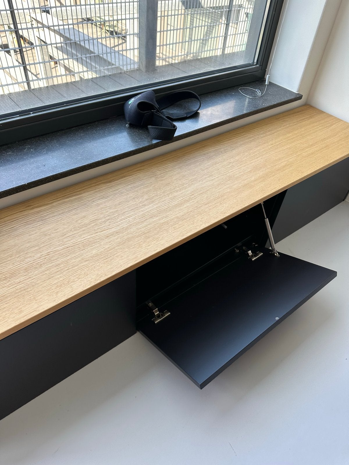 IKEA BESTÅ Wall-Mounted TV – Black with Oak Top – 180  36, 150 tot 200 cm, Eikenhout, Ophalen of Verzenden, Zo goed als nieuw