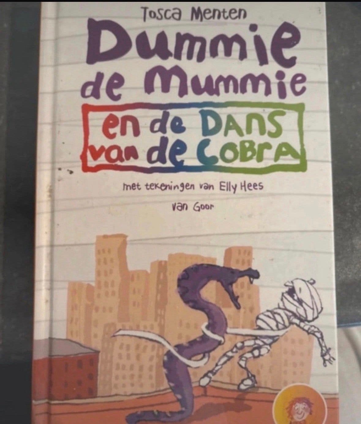 Dummie de Mummie en de Dans van de Cobra - Tosca Menten, Boeken, Ophalen of Verzenden, Gelezen, Fictie