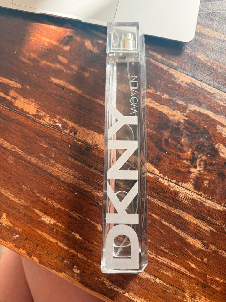 DKNY Women Eau de Toilette 100ml - 2x gebruikt, Ophalen of Verzenden, Zo goed als nieuw